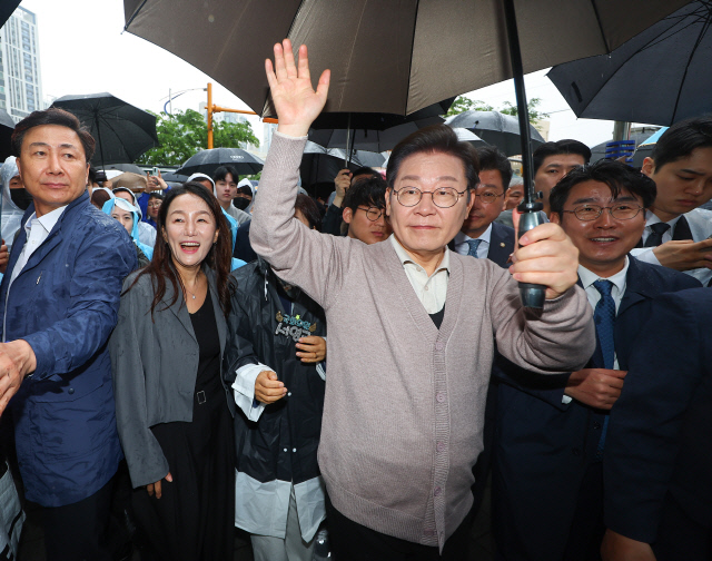 경주 골목골목 경청투어 나선 이재명 후보        (경주=연합뉴스) 김도훈 기자 = 더불어민주당 이재명 대선 후보가 제3차 골목골목 경청투어로 경북지역 방문에 나선 9일 경북 경주시 한 거리에서 주민들에게 인사하고 있다. 2025.5.9      superdoo82@yna.co.kr  (끝)      <저작권자(c) 연합뉴스, 무단 전재-재배포, AI 학습 및 활용 금지>